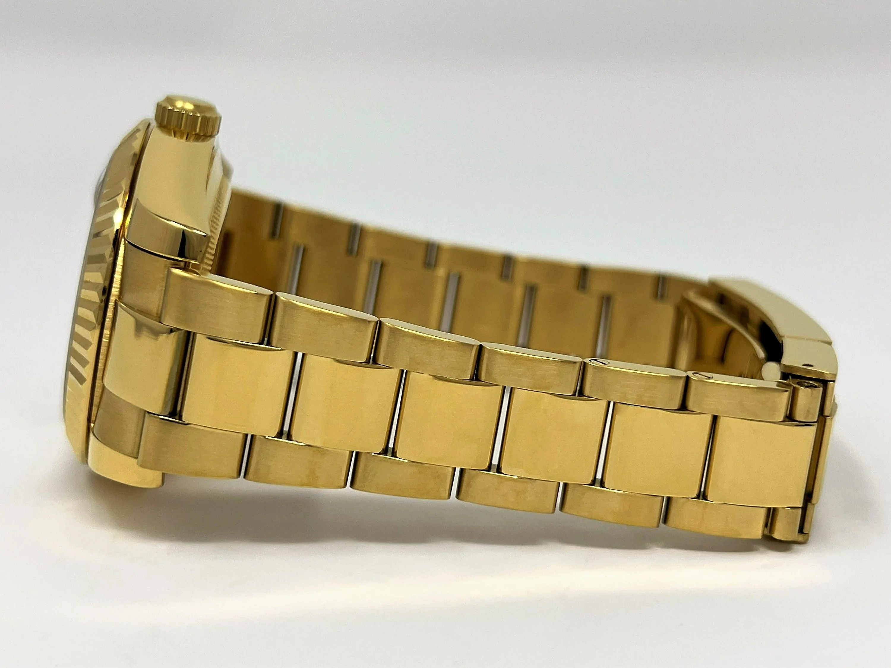 Gold and Black DJ - Image 3