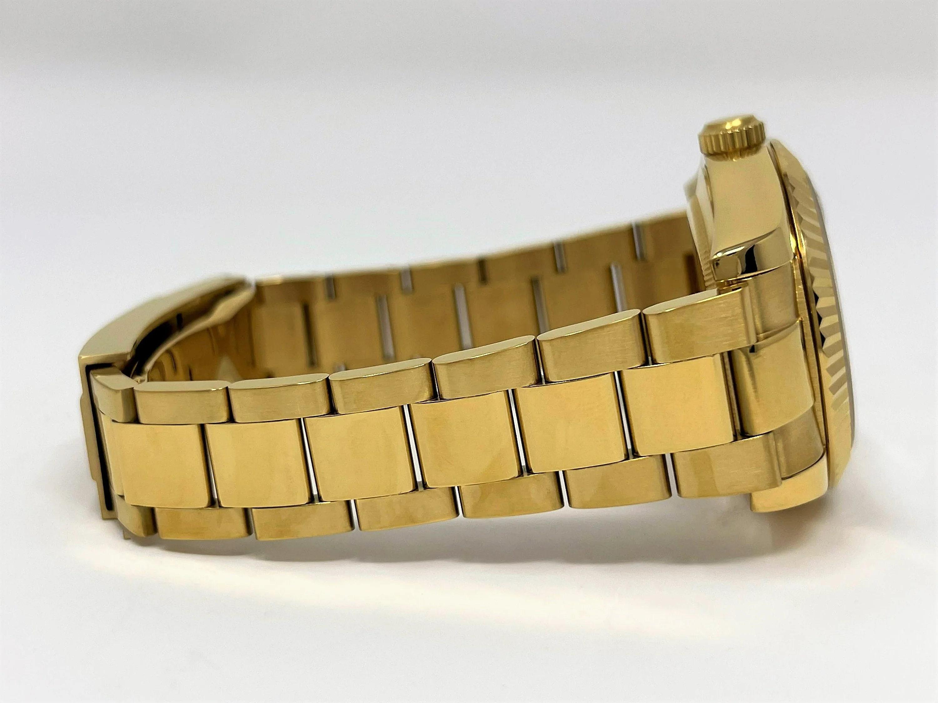 Gold and Black DJ - Image 4