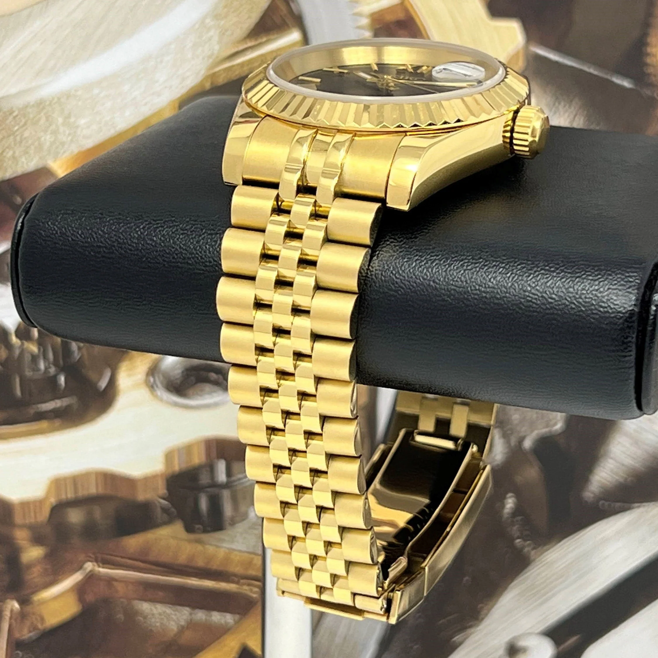 Gold and Black DJ - Image 5