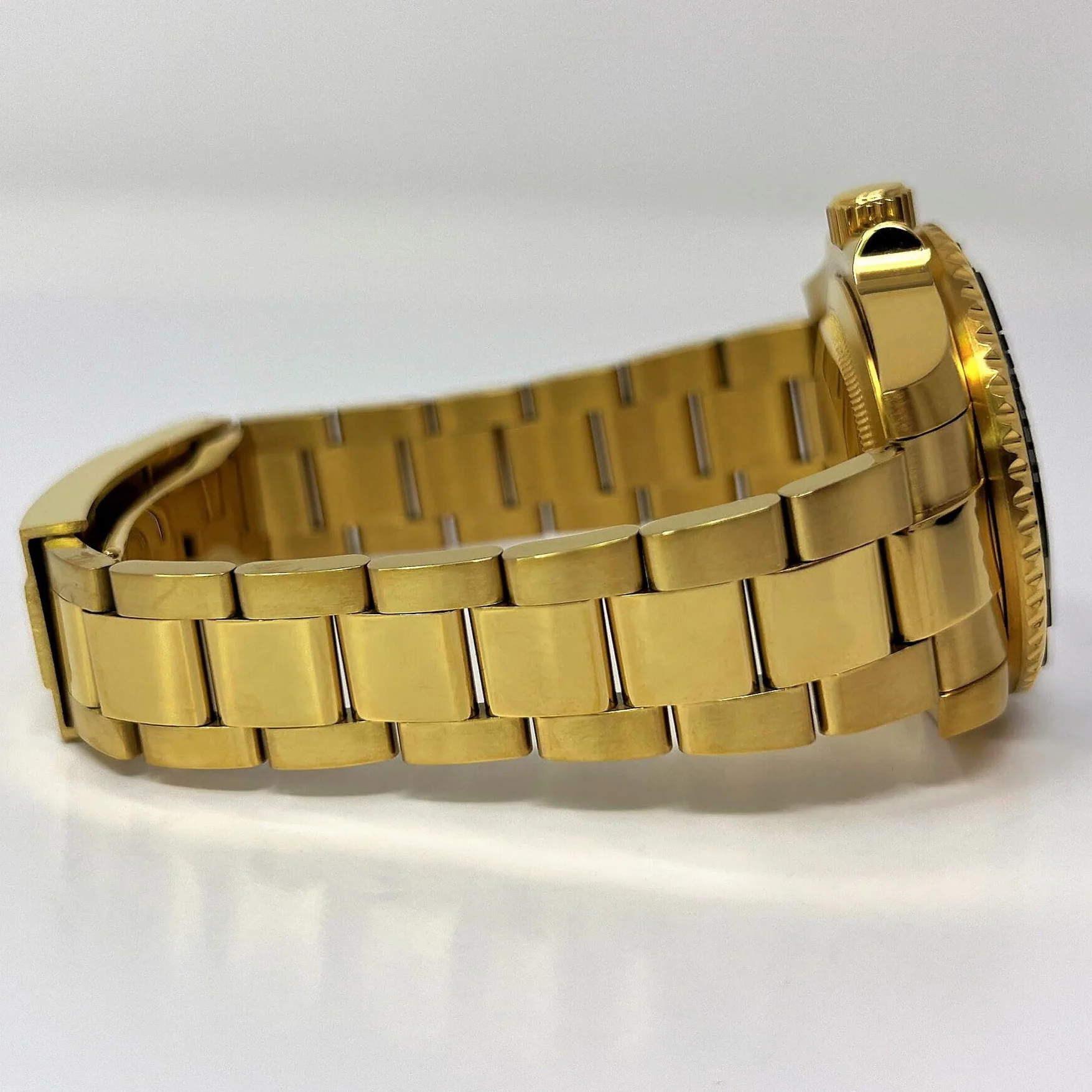 Gold Yacht Sub - Image 5