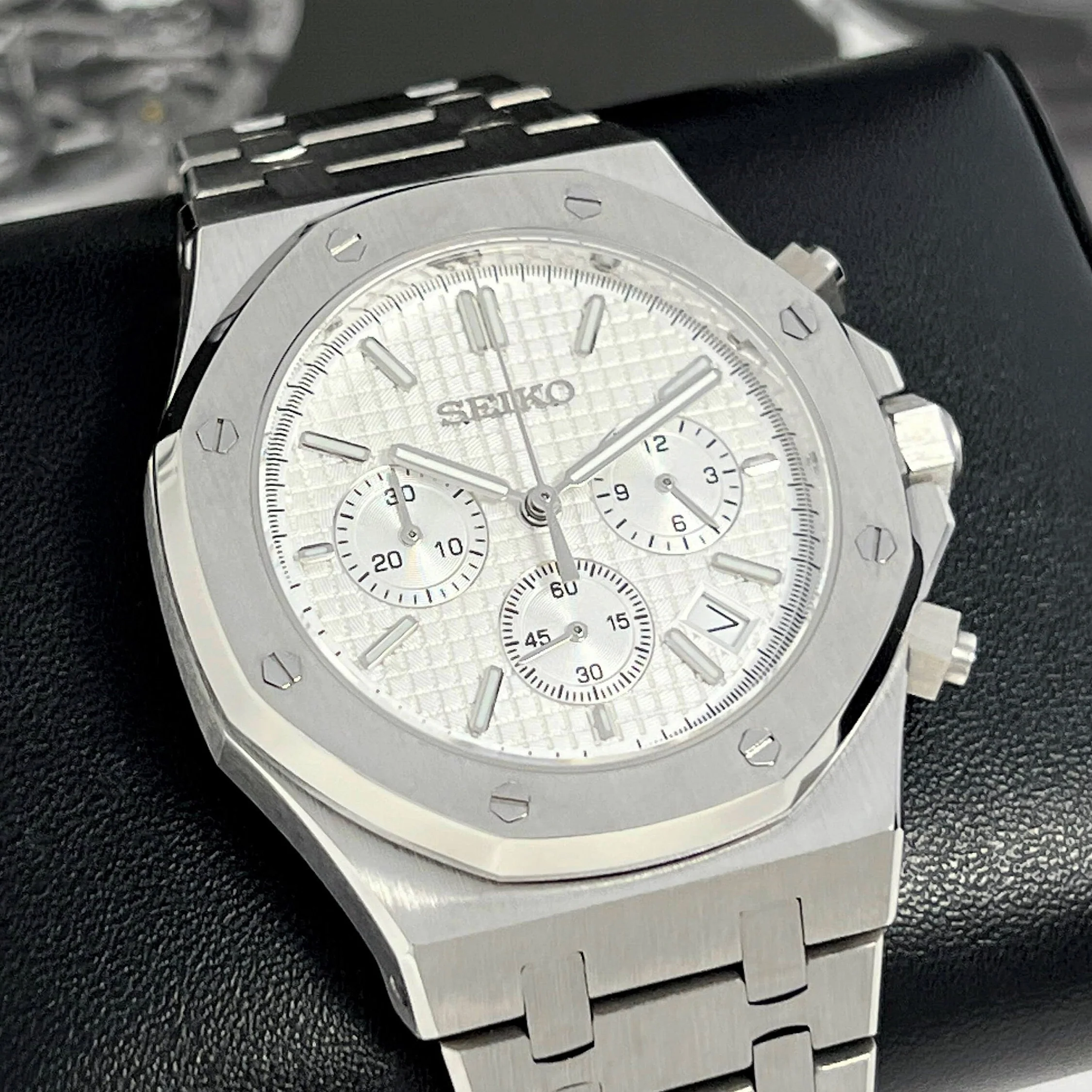 Seikoak White Panda Chronograph - Image 4